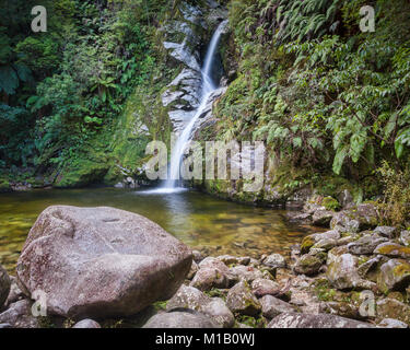 Dorothy Falls au lac Kaniere. sur la côte ouest de l'île du Sud, Nouvelle-Zélande. Banque D'Images