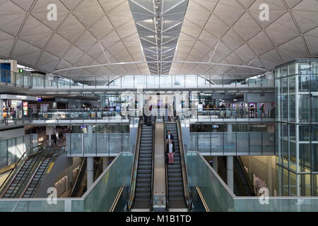 Le terminal de départ de l'aéroport international de Chek Lap Kok dans la RAS de Hong Kong, Chine. Banque D'Images