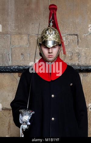 Un soldat de la Cavalerie de la maison se tient Gurad aux Horseguelsards à Whitehall, Londres, Royaume-Uni. Banque D'Images