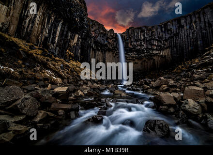 Black falls, ou Svarti foss dans le parc national de Skaftafell, sur la côte sud de l'Islande Banque D'Images