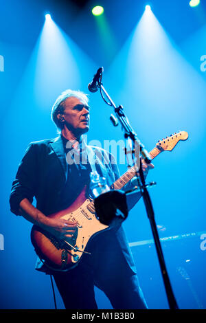 La Norvège, Bergen - 17 novembre, 2017. Le groupe anglais 10cc effectue un concert live à Grieghallen à Bergen. Ici le guitariste Rick Fenn est vu sur scène. (Photo crédit : Gonzales Photo - Jarle H. MEO). Banque D'Images