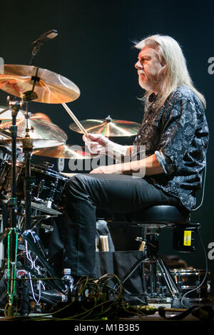 La Norvège, Bergen - 17 novembre, 2017. Le groupe anglais 10cc effectue un concert live à Grieghallen à Bergen. Ici batteur Paul Burgess est vu sur scène. (Photo crédit : Gonzales Photo - Jarle H. MEO). Banque D'Images