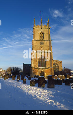 L'église Saint Pierre, Hook Norton, Oxfordshire au soleil après une grave chute de neige Banque D'Images