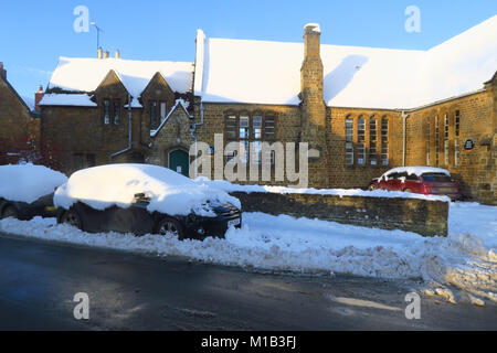 La bibliothèque, Hook Norton, Oxfordshire au soleil après une grave chute de neige Banque D'Images