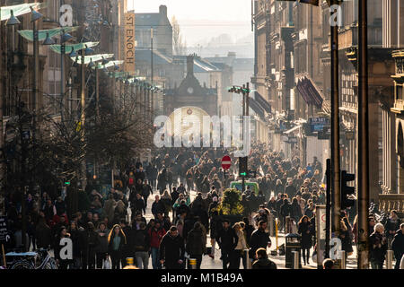 Avis de Buchanan Street occupé sur une journée d'hiver ensoleillée à Glasgow, Ecosse, Royaume-Uni Banque D'Images