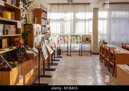 CHAPAEVSK, RÉGION DE SAMARA, RUSSIE - le 26 janvier 2018 : College de Chapaevsk ville. Exposition de peintures d'élèves au Collège de la ville de Chap Banque D'Images
