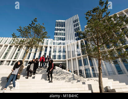 Les étudiants sur le campus de la nouvelle ville de Glasgow College dans le centre de Glasgow, Ecosse, Royaume-Uni Banque D'Images