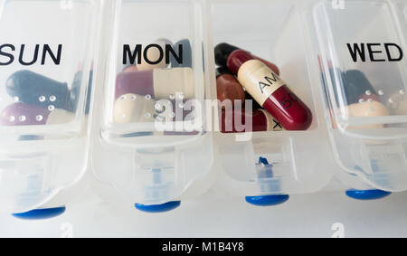 L'amoxicilline et Flucloxacillin capsules Antibiotiques en comprimé hebdomadaire organisateur. Banque D'Images