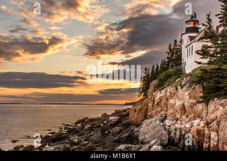 Bass Harbor Head Lighthouse au coucher du soleil (grand angle) - Dans l'Acadia National Park, Maine, United States Banque D'Images