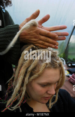 Adolescente ayant dreadlocks dans ses cheveux tressés et ciré, Pays de Galles, Royaume-Uni. Banque D'Images