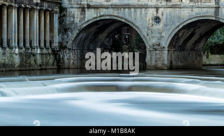 Une longue exposition de Pulteney Weir et le pont sur la rivière Avon, baignoire, Somerset, UK Banque D'Images