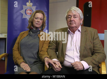 De 0001 sous embargo mardi 30 janvier Susan et Stephen Morris de Surrey, dont la maison a été attaqué par un voleur armé en octobre 2017, lors d'une conférence de presse au siège de la police de Surrey à Guildford. Banque D'Images