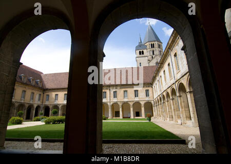 Cour intérieure de l'abbaye médiévale de Cluny en Bourgogne, en France. Une Abbaye très important à l'époque médiévale Banque D'Images