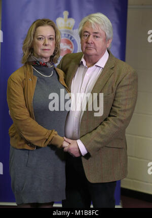 De 0001 sous embargo mardi 30 janvier Susan et Stephen Morris de Surrey, dont la maison a été attaqué par un voleur armé en octobre 2017, lors d'une conférence de presse au siège de la police de Surrey à Guildford. Banque D'Images