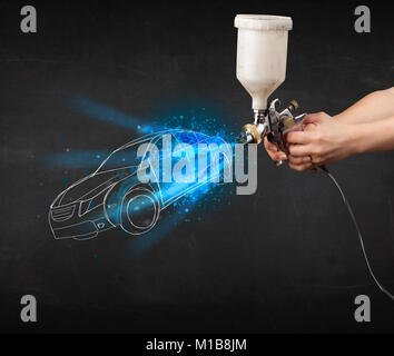 Travailleur avec peinture aérographe blanc dessiné à la main les lignes de la voiture Banque D'Images