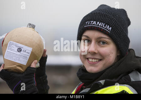 Édimbourg se prépare pour sa célèbre Hogmanay d'artifice qui est mise sur pied par l'équipe de l'artifice en titane. Shaun Gibson et Lynn Wiseman qui sont des pièces pyrotechniques à l'artifice d'artifice titane préparer avant le grand show. Pour la première fois elle sera chorégraphiée pour un score écrit et conçu pour l'occasion par un groupe appelé Niteworks forment l'île de Skye. La piste est réglée pour durer pendant 9 minutes avec l'artifice. Avec : Lynn Wiseman Où : Édinbourg, Royaume-Uni Quand : 29 Déc 2017 Crédit : Duncan McGlynn/WENN Banque D'Images