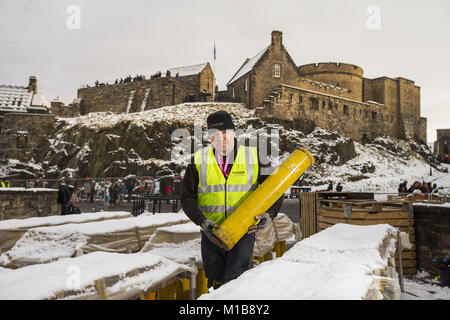 Édimbourg se prépare pour sa célèbre Hogmanay d'artifice qui est mise sur pied par l'équipe de l'artifice en titane. Shaun Gibson et Lynn Wiseman qui sont des pièces pyrotechniques à l'artifice d'artifice titane préparer avant le grand show. Pour la première fois elle sera chorégraphiée pour un score écrit et conçu pour l'occasion par un groupe appelé Niteworks forment l'île de Skye. La piste est réglée pour durer pendant 9 minutes avec l'artifice. Comprend : Shaun Gibson Où : Édinbourg, Royaume-Uni Quand : 29 Déc 2017 Crédit : Duncan McGlynn/WENN Banque D'Images