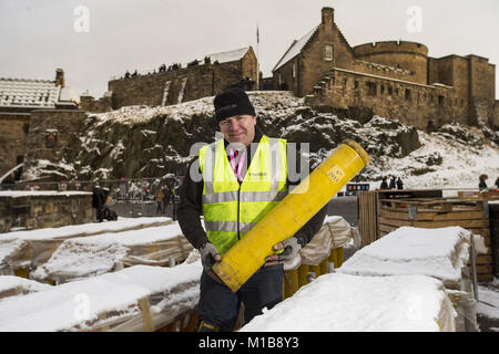 Édimbourg se prépare pour sa célèbre Hogmanay d'artifice qui est mise sur pied par l'équipe de l'artifice en titane. Shaun Gibson et Lynn Wiseman qui sont des pièces pyrotechniques à l'artifice d'artifice titane préparer avant le grand show. Pour la première fois elle sera chorégraphiée pour un score écrit et conçu pour l'occasion par un groupe appelé Niteworks forment l'île de Skye. La piste est réglée pour durer pendant 9 minutes avec l'artifice. Comprend : Shaun Gibson Où : Édinbourg, Royaume-Uni Quand : 29 Déc 2017 Crédit : Duncan McGlynn/WENN Banque D'Images