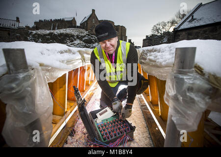 Édimbourg se prépare pour sa célèbre Hogmanay d'artifice qui est mise sur pied par l'équipe de l'artifice en titane. Shaun Gibson et Lynn Wiseman qui sont des pièces pyrotechniques à l'artifice d'artifice titane préparer avant le grand show. Pour la première fois elle sera chorégraphiée pour un score écrit et conçu pour l'occasion par un groupe appelé Niteworks forment l'île de Skye. La piste est réglée pour durer pendant 9 minutes avec l'artifice. Comprend : Shaun Gibson Où : Édinbourg, Royaume-Uni Quand : 29 Déc 2017 Crédit : Duncan McGlynn/WENN Banque D'Images