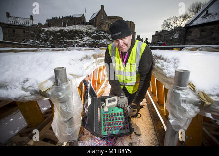 Édimbourg se prépare pour sa célèbre Hogmanay d'artifice qui est mise sur pied par l'équipe de l'artifice en titane. Shaun Gibson et Lynn Wiseman qui sont des pièces pyrotechniques à l'artifice d'artifice titane préparer avant le grand show. Pour la première fois elle sera chorégraphiée pour un score écrit et conçu pour l'occasion par un groupe appelé Niteworks forment l'île de Skye. La piste est réglée pour durer pendant 9 minutes avec l'artifice. Comprend : Shaun Gibson Où : Édinbourg, Royaume-Uni Quand : 29 Déc 2017 Crédit : Duncan McGlynn/WENN Banque D'Images