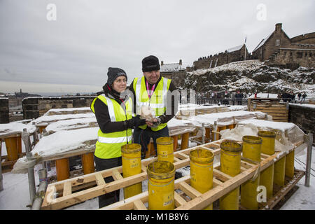 Édimbourg se prépare pour sa célèbre Hogmanay d'artifice qui est mise sur pied par l'équipe de l'artifice en titane. Shaun Gibson et Lynn Wiseman qui sont des pièces pyrotechniques à l'artifice d'artifice titane préparer avant le grand show. Pour la première fois elle sera chorégraphiée pour un score écrit et conçu pour l'occasion par un groupe appelé Niteworks forment l'île de Skye. La piste est réglée pour durer pendant 9 minutes avec l'artifice. Avec : Lynn Wiseman, Shaun Gibson Où : Édinbourg, Royaume-Uni Quand : 29 Déc 2017 Crédit : Duncan McGlynn/WENN Banque D'Images