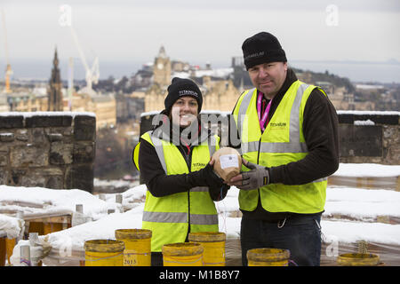 Édimbourg se prépare pour sa célèbre Hogmanay d'artifice qui est mise sur pied par l'équipe de l'artifice en titane. Shaun Gibson et Lynn Wiseman qui sont des pièces pyrotechniques à l'artifice d'artifice titane préparer avant le grand show. Pour la première fois elle sera chorégraphiée pour un score écrit et conçu pour l'occasion par un groupe appelé Niteworks forment l'île de Skye. La piste est réglée pour durer pendant 9 minutes avec l'artifice. Avec : Lynn Wiseman, Shaun Gibson Où : Édinbourg, Royaume-Uni Quand : 29 Déc 2017 Crédit : Duncan McGlynn/WENN Banque D'Images