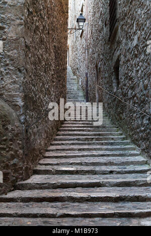 Ruelle dans le quartier juif de Gérone, en Catalogne. Banque D'Images