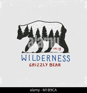 La forêt de conifères, des montagnes et du logo. Camping et nature sauvage. paysages de pins et les collines. emblème ou d'un insigne, une tente, l'ours brun touristiques, voyages des étiquettes vintage. gravé à la main. Illustration de Vecteur