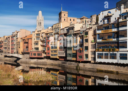 Maisons sur l'Onyar à Gérone, en Catalogne. Banque D'Images