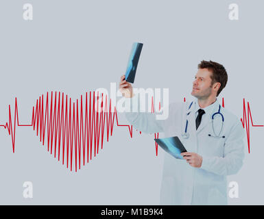 Médecin à la recherche lors d'une x-ray image dans l'office. Banque D'Images