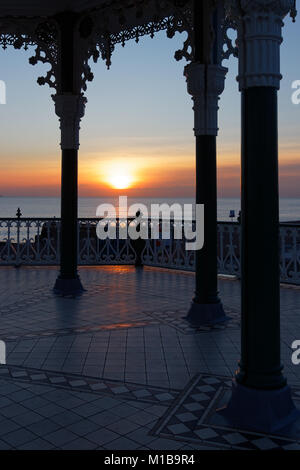 BRIGHTON, East Sussex/UK - janvier 26 : Vue sur le coucher du soleil à partir d'un kiosque à musique à Brighton East Sussex le 26 janvier, 2018 Banque D'Images