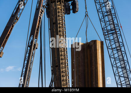 Driebergen, Pays-Bas - le 26 novembre 2017 : Chantier de construction à la gare à Driebergen, province Utrecht, avec des grues. Banque D'Images