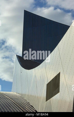 L'Imperial War Museum North conçu par l'architecte Daniel Libeskind situé à l'Salford Quays, Salford, Manchester, UK Banque D'Images