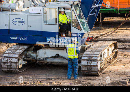 Driebergen, Pays-Bas - le 26 novembre 2017 : Chantier de construction à la gare à Driebergen, province Utrecht, avec grue et travailleurs. Banque D'Images