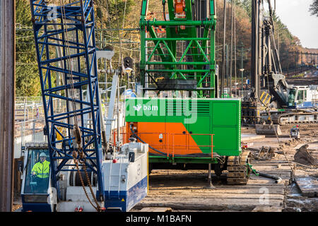 Driebergen, Pays-Bas - le 26 novembre 2017 : Chantier de construction à la gare à Driebergen, province Utrecht, avec des grues et des travailleurs. Banque D'Images