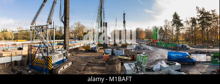 Driebergen, Pays-Bas - le 26 novembre 2017 : Panorama du site de construction à la gare à Driebergen, province Utrecht, avec grue élevée Banque D'Images