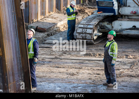 Driebergen, Pays-Bas - le 26 novembre 2017 : Chantier de construction à la gare à Driebergen, province Utrecht, avec grue et trois employés. Banque D'Images