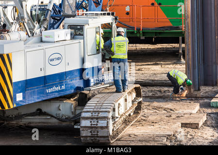 Driebergen, Pays-Bas - le 26 novembre 2017 : Chantier de construction à la gare à Driebergen, province Utrecht, avec une grue et soudage travailleur s Banque D'Images