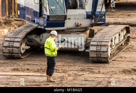 Driebergen, Pays-Bas - le 26 novembre 2017 : Chantier de construction à la gare à Driebergen, province Utrecht, avec grue et travailleur appelant w Banque D'Images