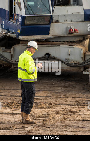 Driebergen, Pays-Bas - le 26 novembre 2017 : Chantier de construction à la gare à Driebergen, province Utrecht, avec grue et travailleur appelant w Banque D'Images