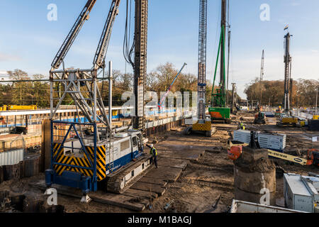 Driebergen, Pays-Bas - le 26 novembre 2017 : Chantier de construction à la gare à Driebergen, province Utrecht, avec des grues. Banque D'Images