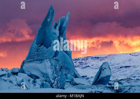 Un iceberg bleu pointues au coucher du soleil à Jokulsarlon Lagoon dans le sud de l'Islande Banque D'Images