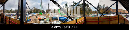 Driebergen, Pays-Bas - le 26 novembre 2017 : Panorama du site de construction à la gare à Driebergen, province Utrecht, avec grue élevée Banque D'Images