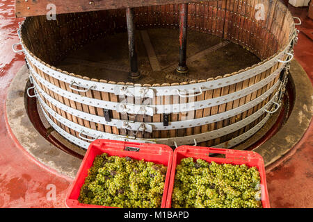 Dizy, France - 10 septembre 2017 : ancien pressoir en bois (pressoir) avec les caisses de Chardonnay Champagne à la maison Regent à Dizy, France Banque D'Images