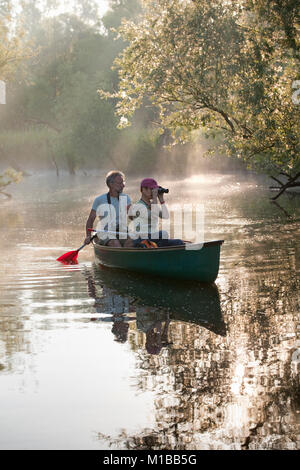 Les Pays-Bas, Amsterdam, Parc National Biesbosch. Les gens de profiter de la nature en kayak au lever du soleil. Banque D'Images