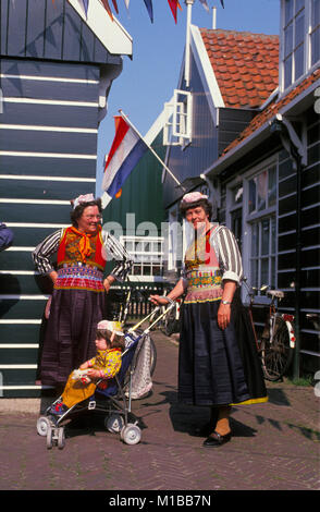 Les Pays-Bas. Marken. Festival annuel le 27 avril appelé Kingsday. Les gens de Marken en costume traditionnel. Banque D'Images