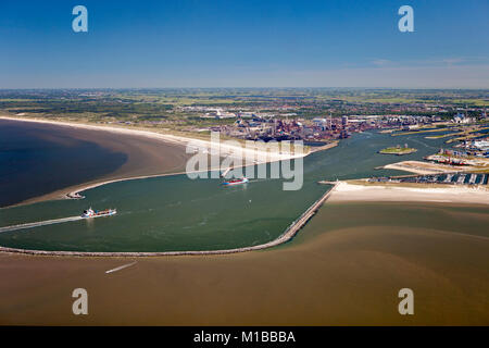 Les Pays-Bas, IJmuiden, vue aérienne de l'entrée et serrure de canal de la mer du Nord. Contexte Tata Steel factory. Banque D'Images