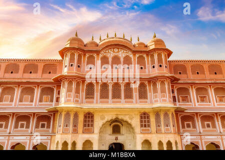 City Palace Jaipur Rajasthan - un complexe de palais royal historique entrée de la Chandra Mahal musée avec moody Ciel de coucher du soleil. Banque D'Images