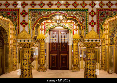 City Palace Jaipur Rajasthan - Palais Royal prix architecture d'intérieur avec des œuvres d'art en verre d'or . Complexe résidentiel historique de maharajahs. Banque D'Images