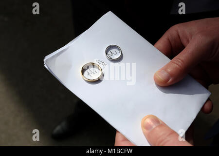 Un mariage photographié par Sam Stephenson à partir de la Page & Photo. M. et Mme manuscrites avec les anneaux de mariage sur un jour de mariage à Londres, au Royaume-Uni. Banque D'Images